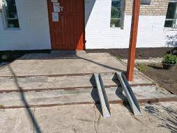 Для обеспечения доступа в здание МКОУ Ильинская ООШ  сделан пандус, установлена кнопка вызова сотрудника. Дверные проёмы обеспечивают проезд на инвалидной коляске.